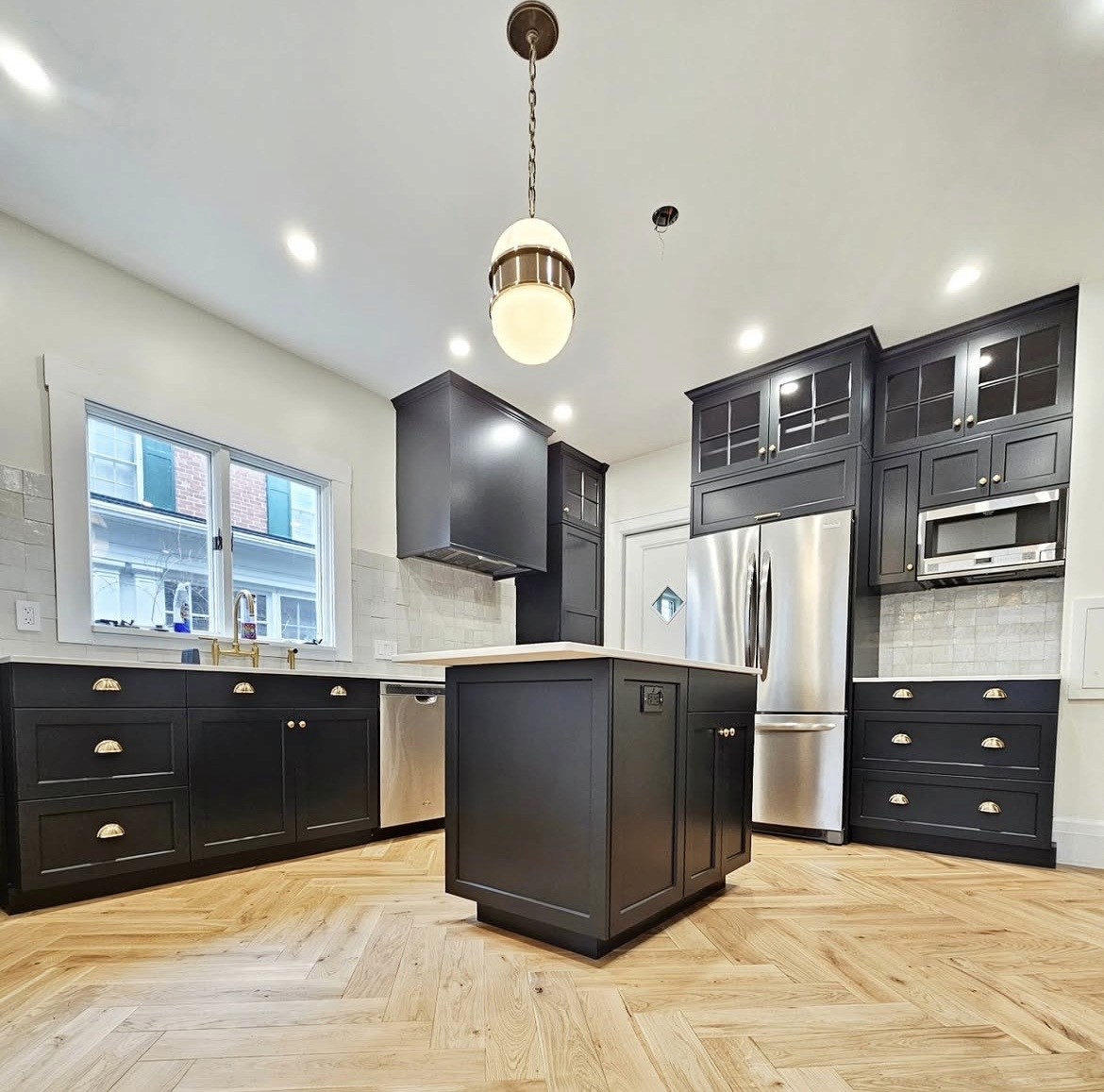 Peinture de cabinets de cuisine en noir par Peinture DVI