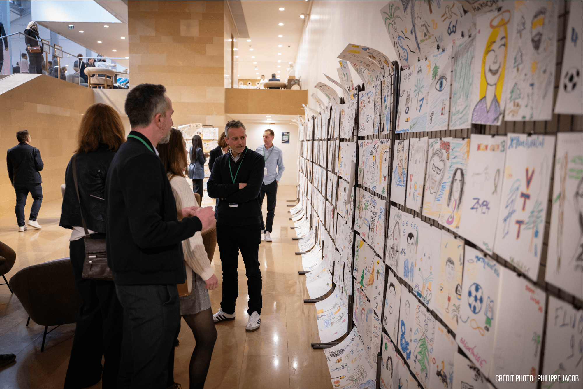 L'immense fresque des portraits réalisés lors du team building Arval conçu par La Jeance