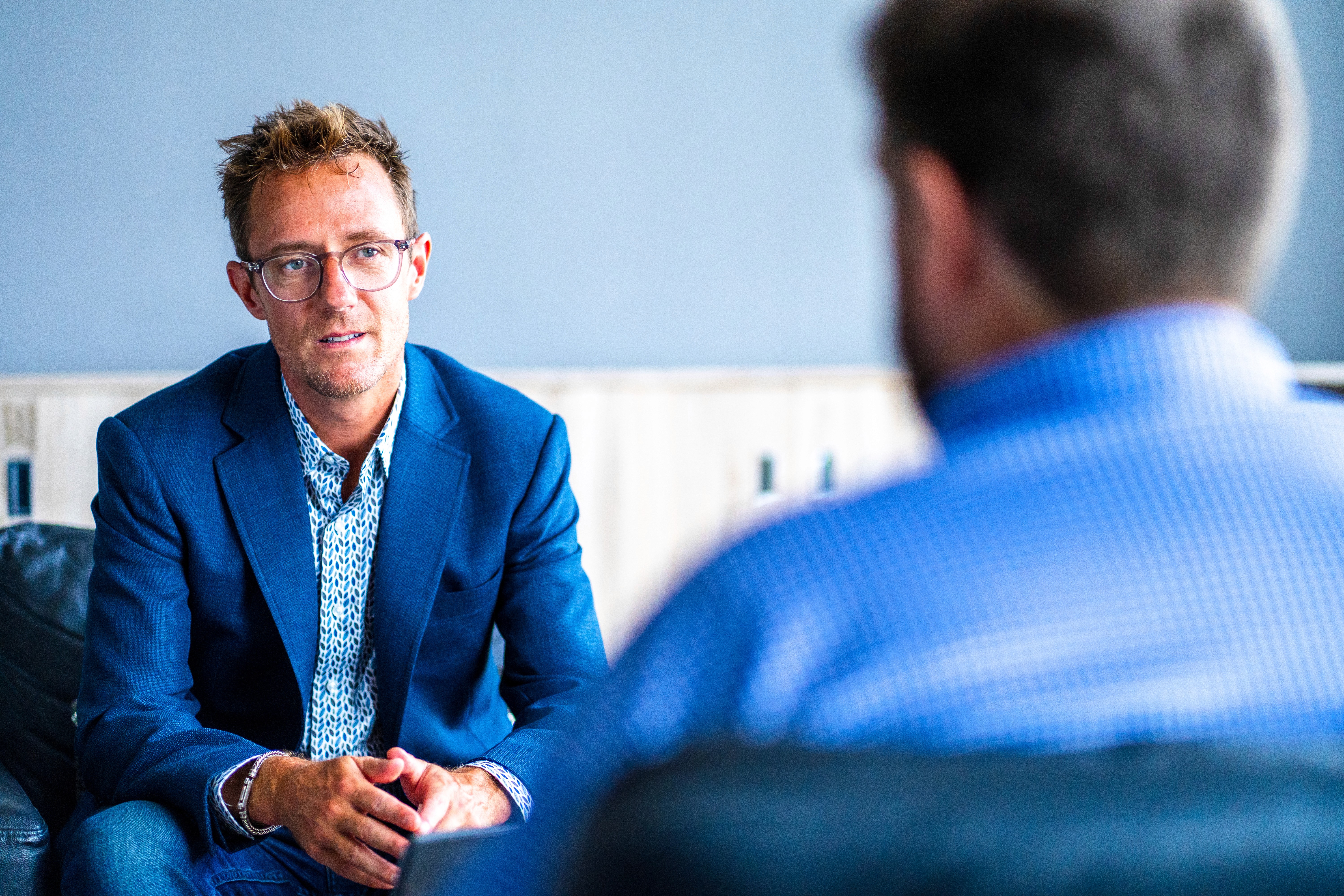 Yorik Tisseau coaching senior leaders, drawing on 17 years of experience in global organisations.