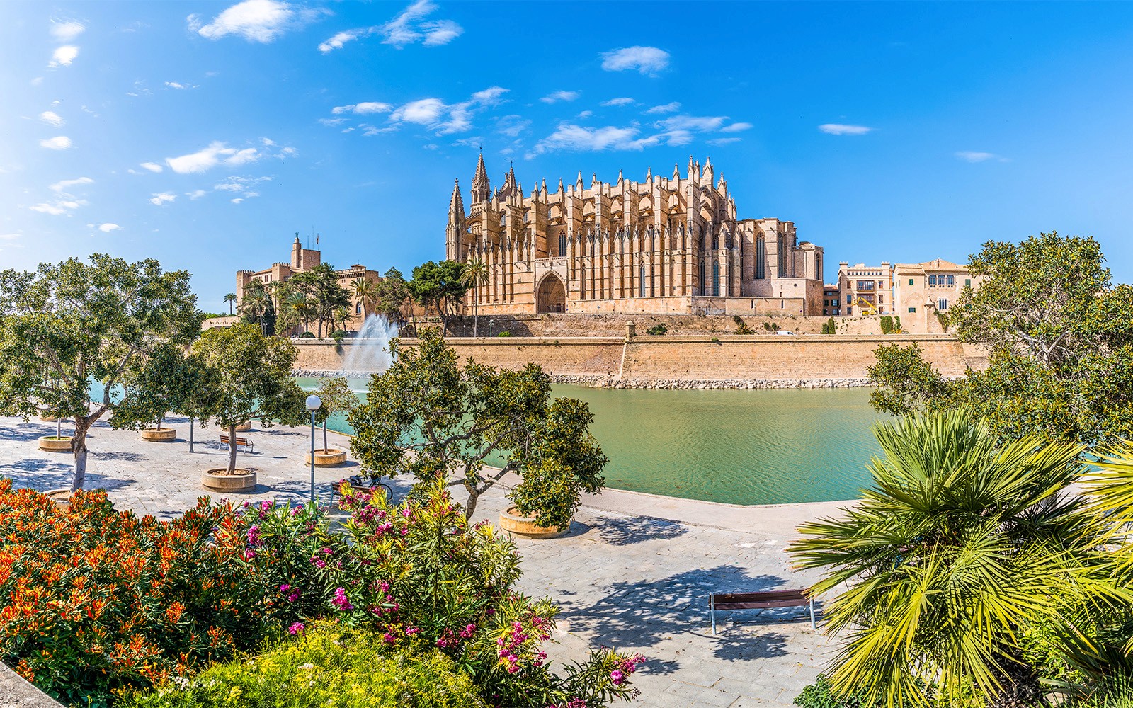 Catedral de Palma con jardines y fuente en primer plano, Mallorca, España.