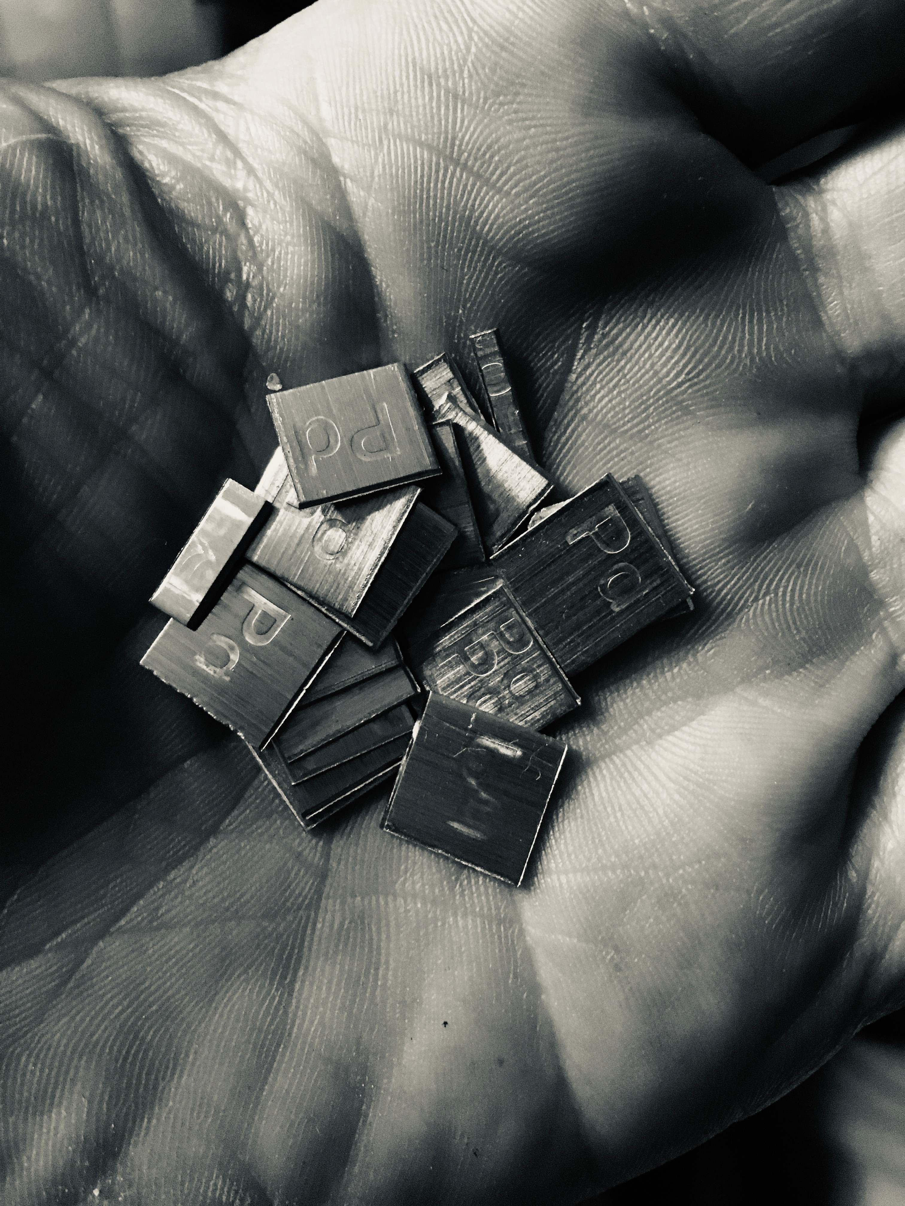 Schwarz weiß Aufnahme einer Hand mit Palladium Barren in der Hand