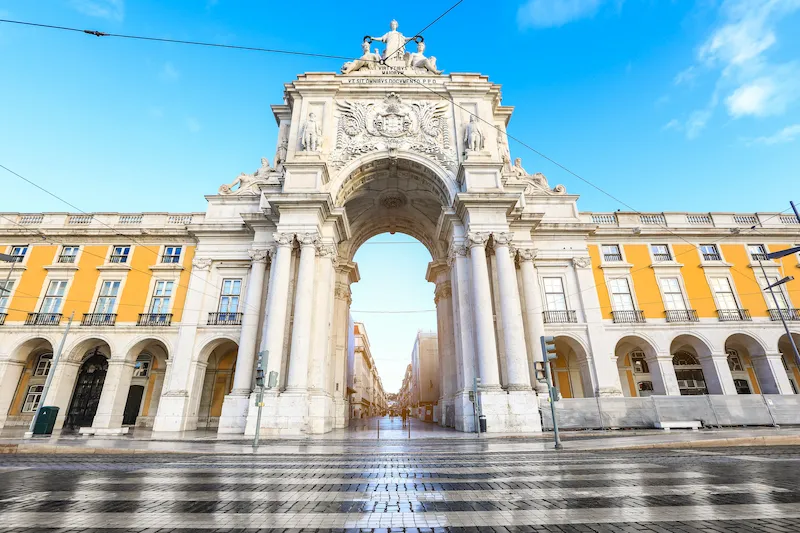 Arco da Rua Augusta em Lisboa com arquitetura histórica