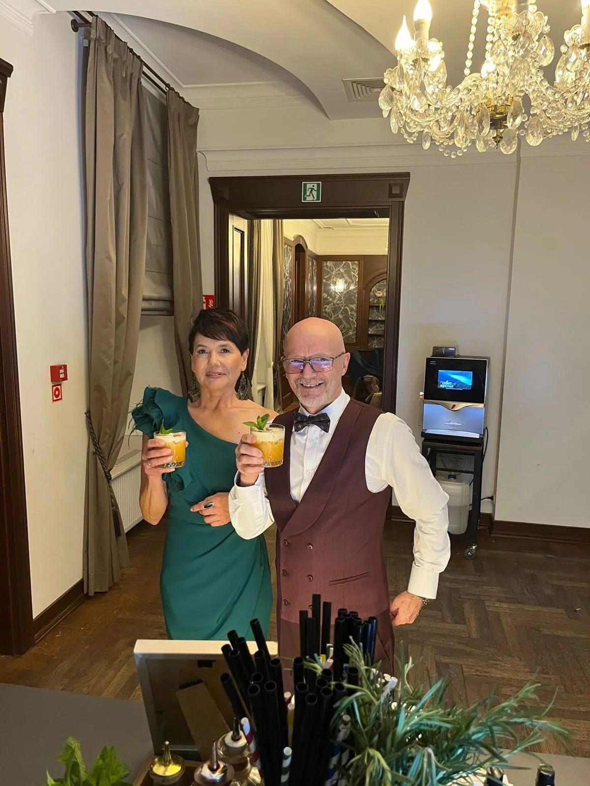 Barman na wesele prowadzący pokaz barmański, zachwycający gości.