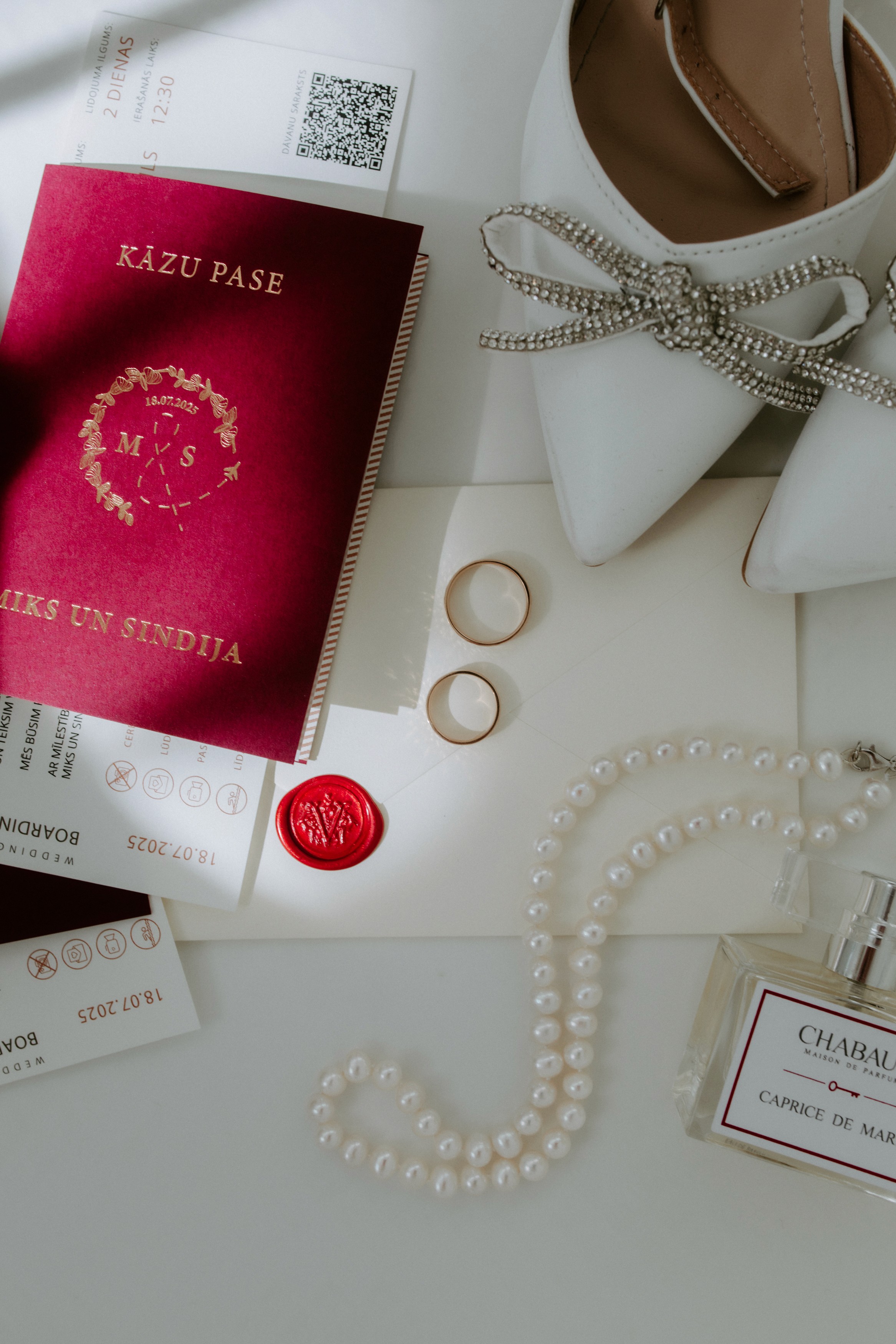 wedding invitations designed to look like passports. graphic design . Kāzu ielūgumi, kas izskatās pēc pasēm. Grafiskais dizains