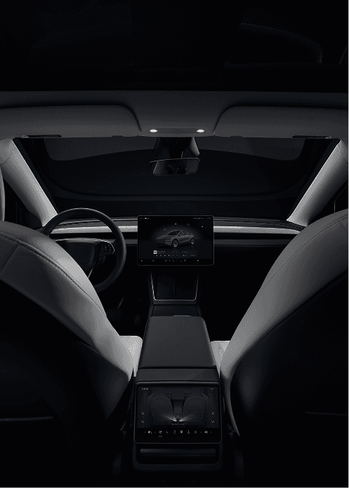 Une femme assise dans une voiture sur le siège arrière