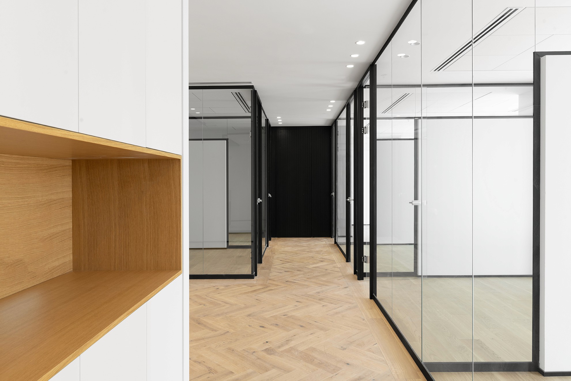 פרט נגרות: בר ישיבה מעוגל מעץ אלון טבעי – שילוב של תכנון תעשייתי ועיצוב פנים פונקציונלי