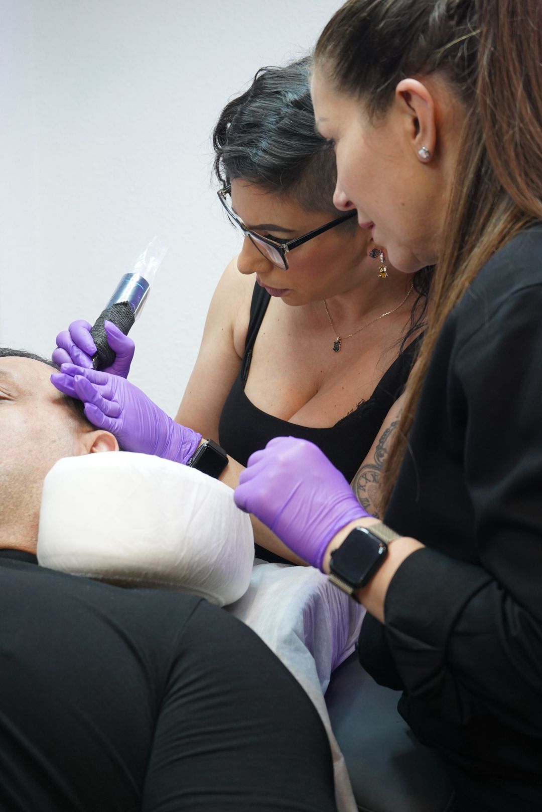 Jessica Mahovlic führt eine Scalp Micropigmentation Behandlung am Haaransatz eines männlichen Kunden durch – SMP Ausbildung bei Scalp Couple