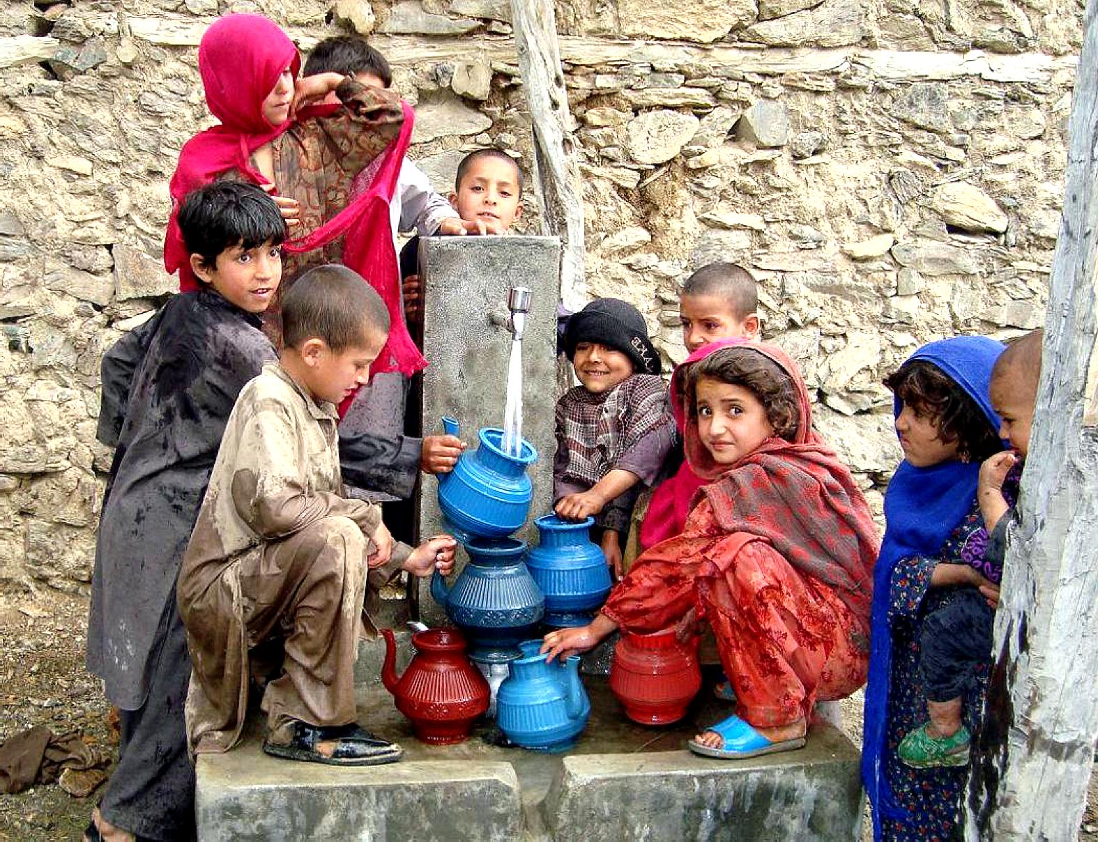 kids collecting water