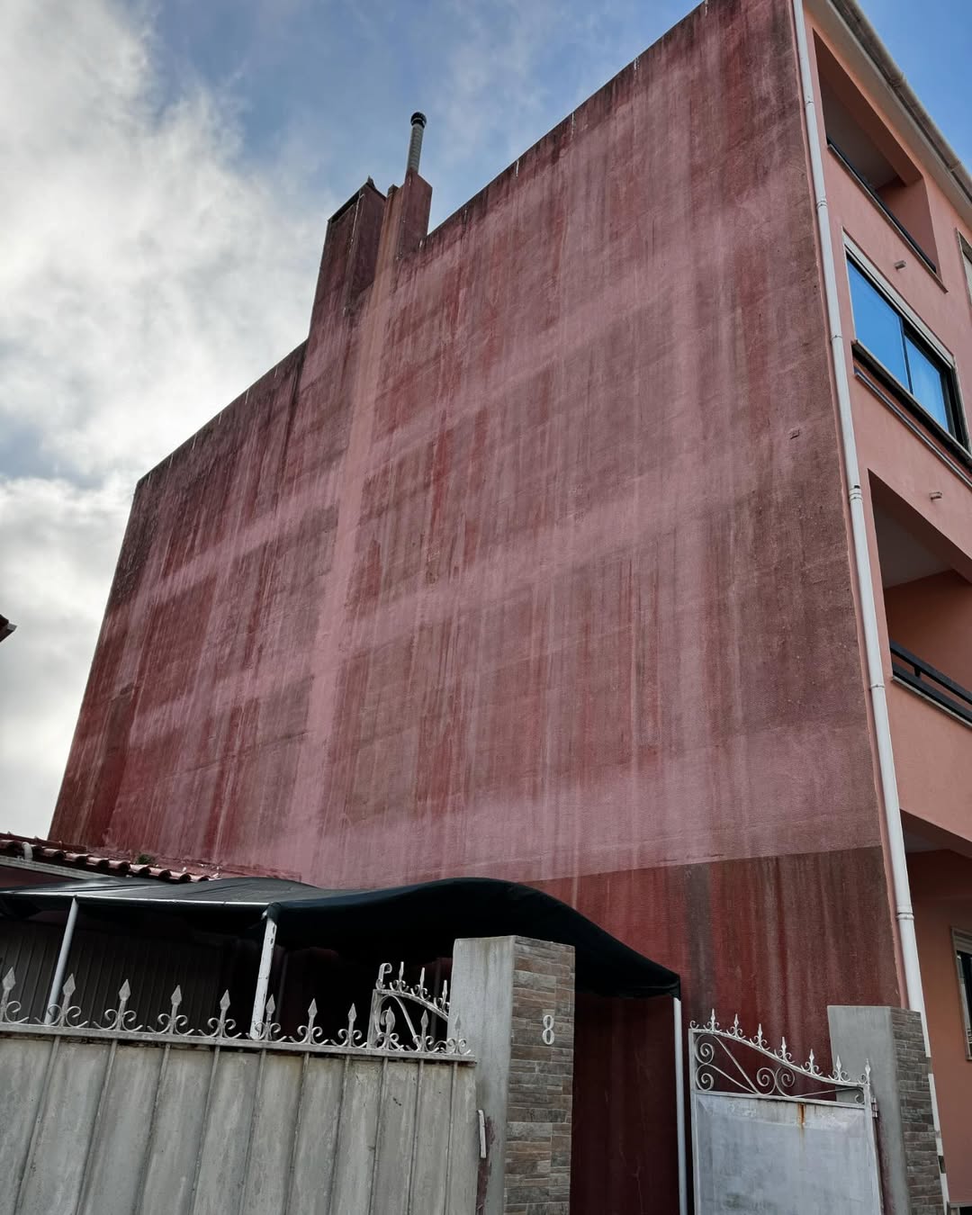 Pintura lateral de edifício em Benfica pela Visual Up