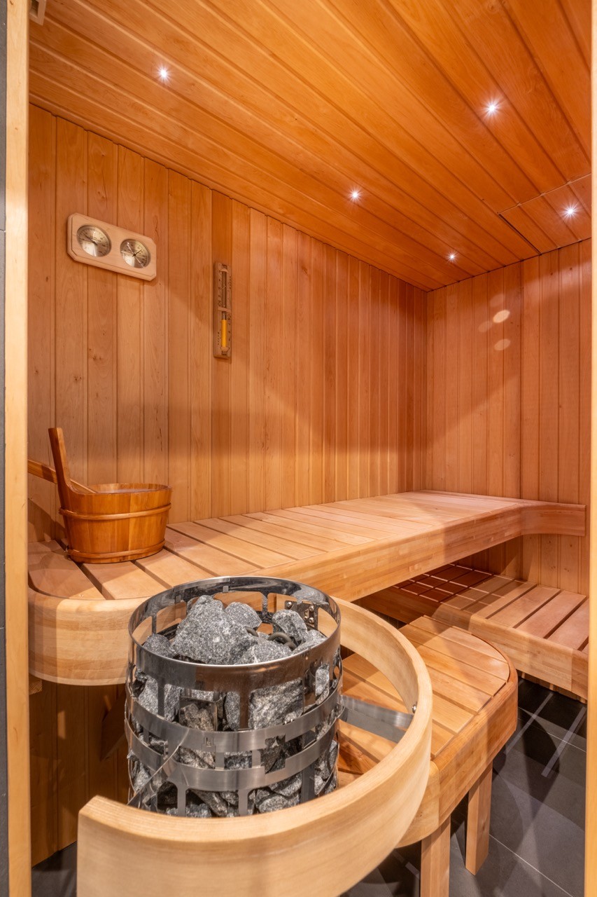 Privé sauna van Hotel Four Stories in Scheveningen met houten interieur en saunakachel