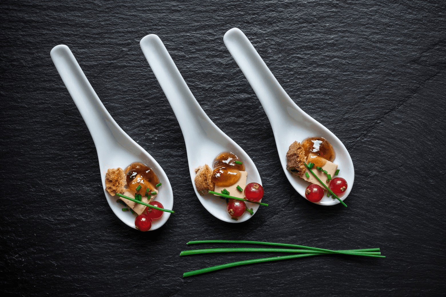 3 cuillères alignée avec de la nourriture préparée par La Table de Cana