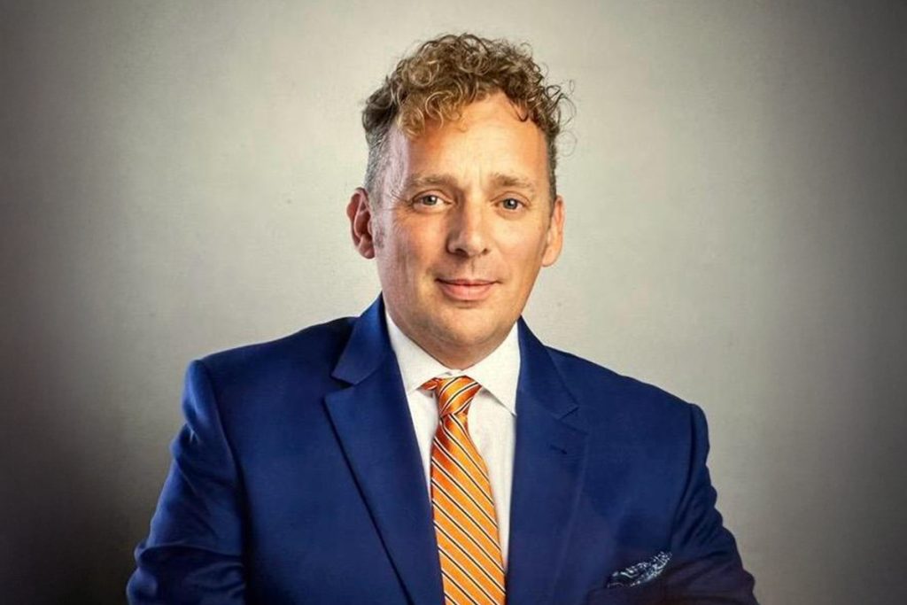 man in black crew neck shirt