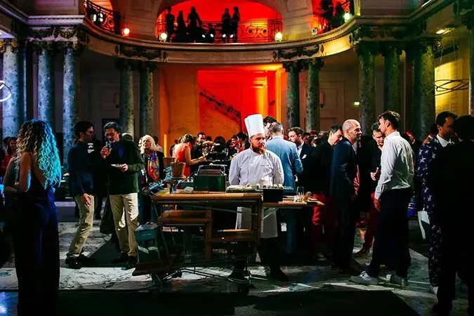 Ambiance de soirée d’entreprise avec échanges entre participants 