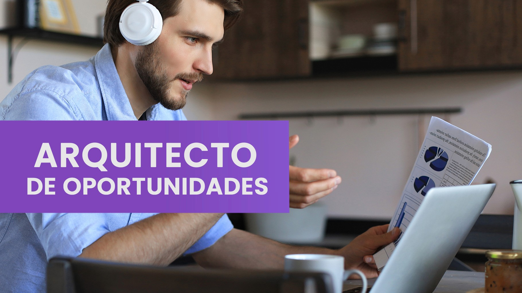 Un SDR en ventas en una reunión con su equipo.