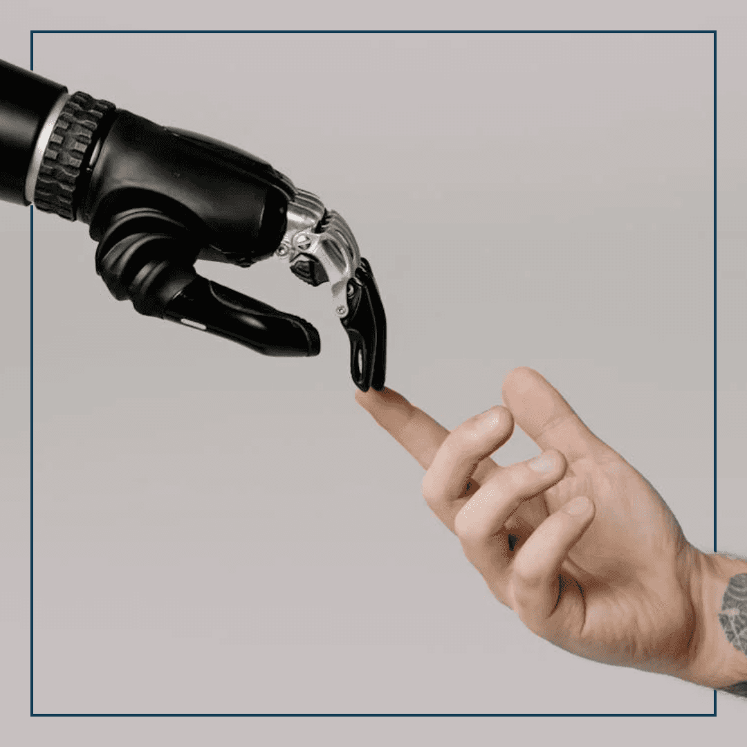 Eine Roboterhand die nach einer Menschenhand greift, die Spitzen berühren sich