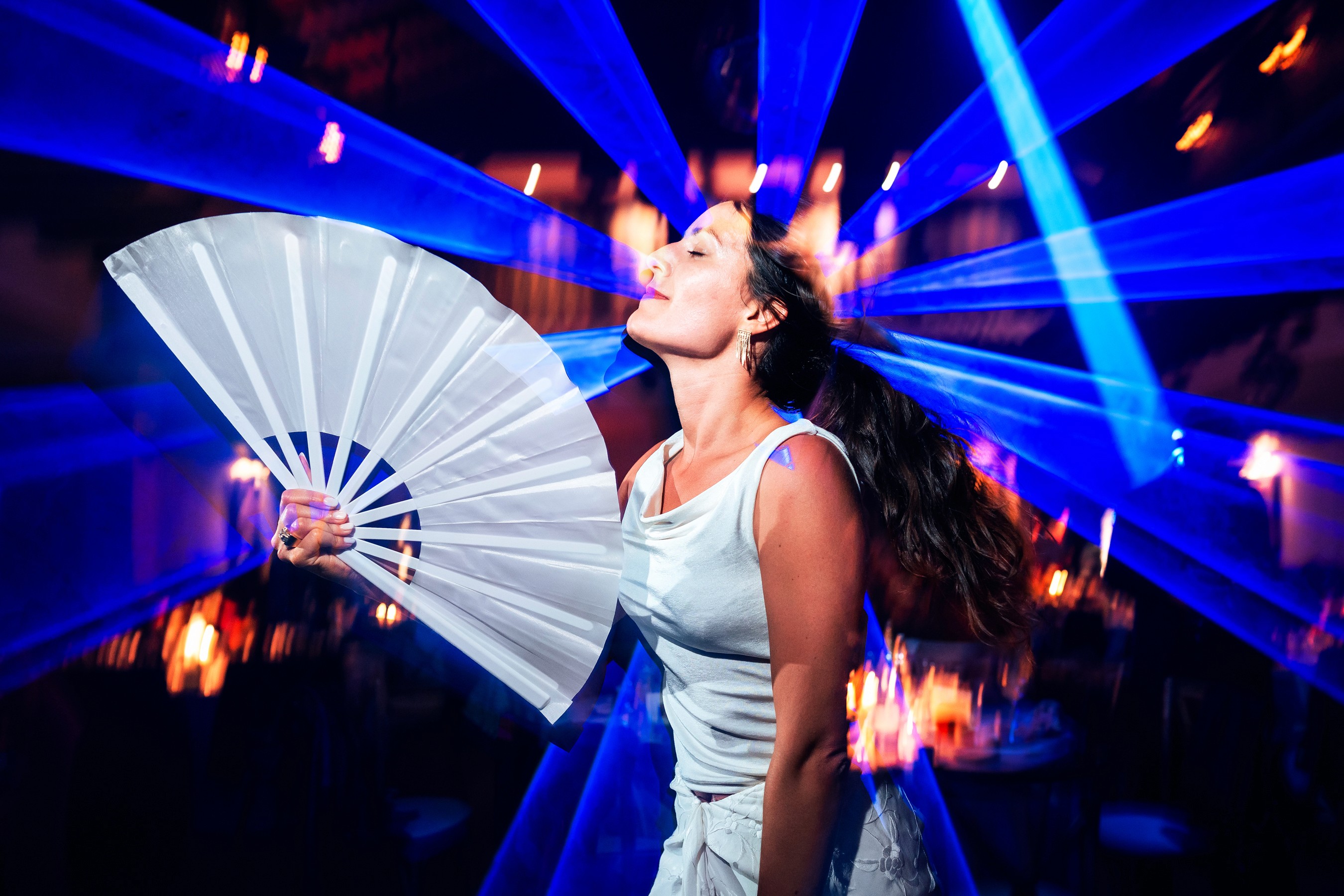 Un couple s'embrasse lors d'une séance photo pendant leur mariage au domaine Etxezahar à Bardos