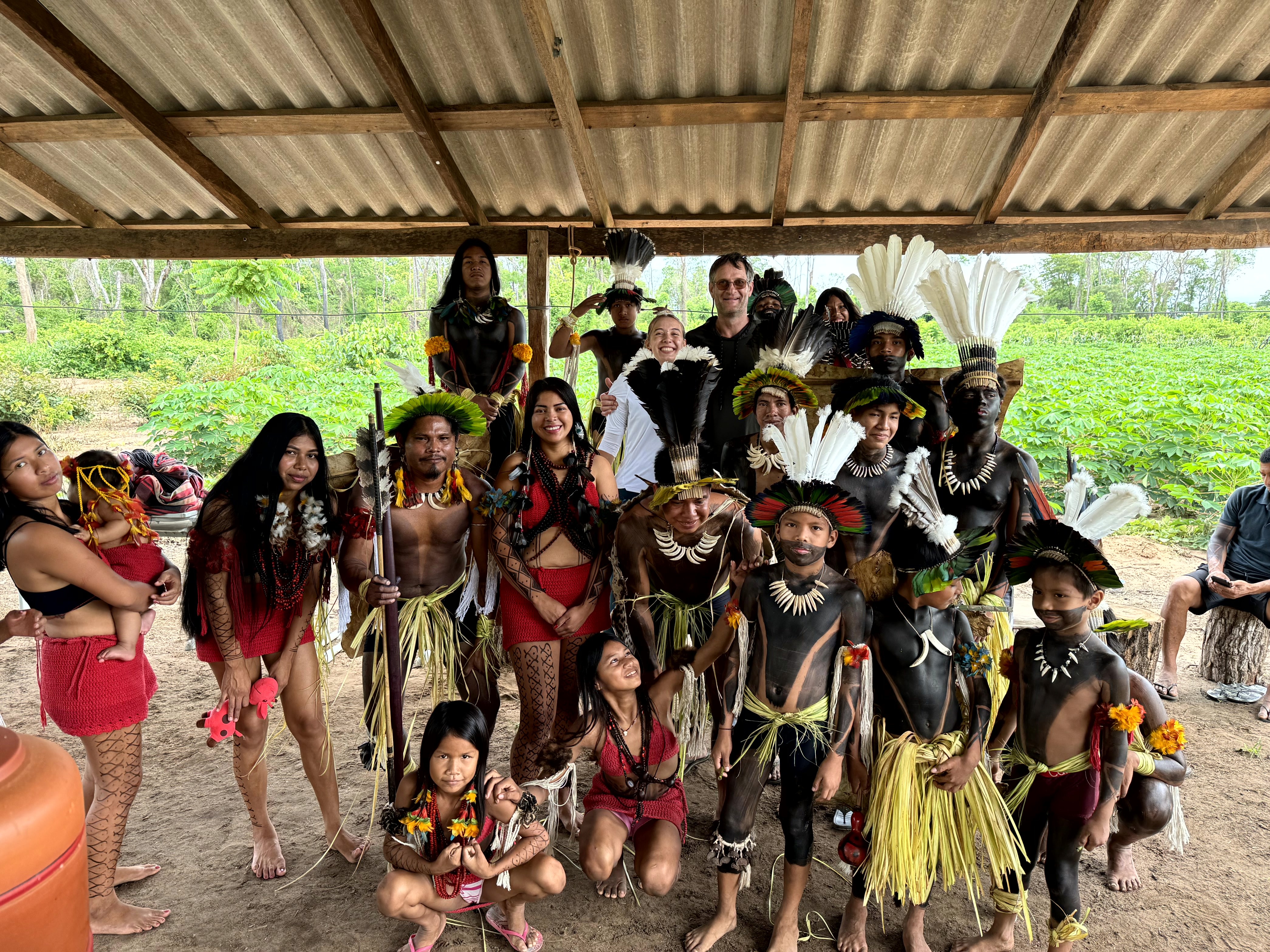 Gruppenbild mit Angehörigen des indigenen Volkes der Balatiponé Umutina in traditioneller Kleidung bei einem Besuch im Reservat bei Barra do Bugres – ein lebendiger Einblick in ihre Kultur im Rahmen der Reise „Quellen des Pantanals“.