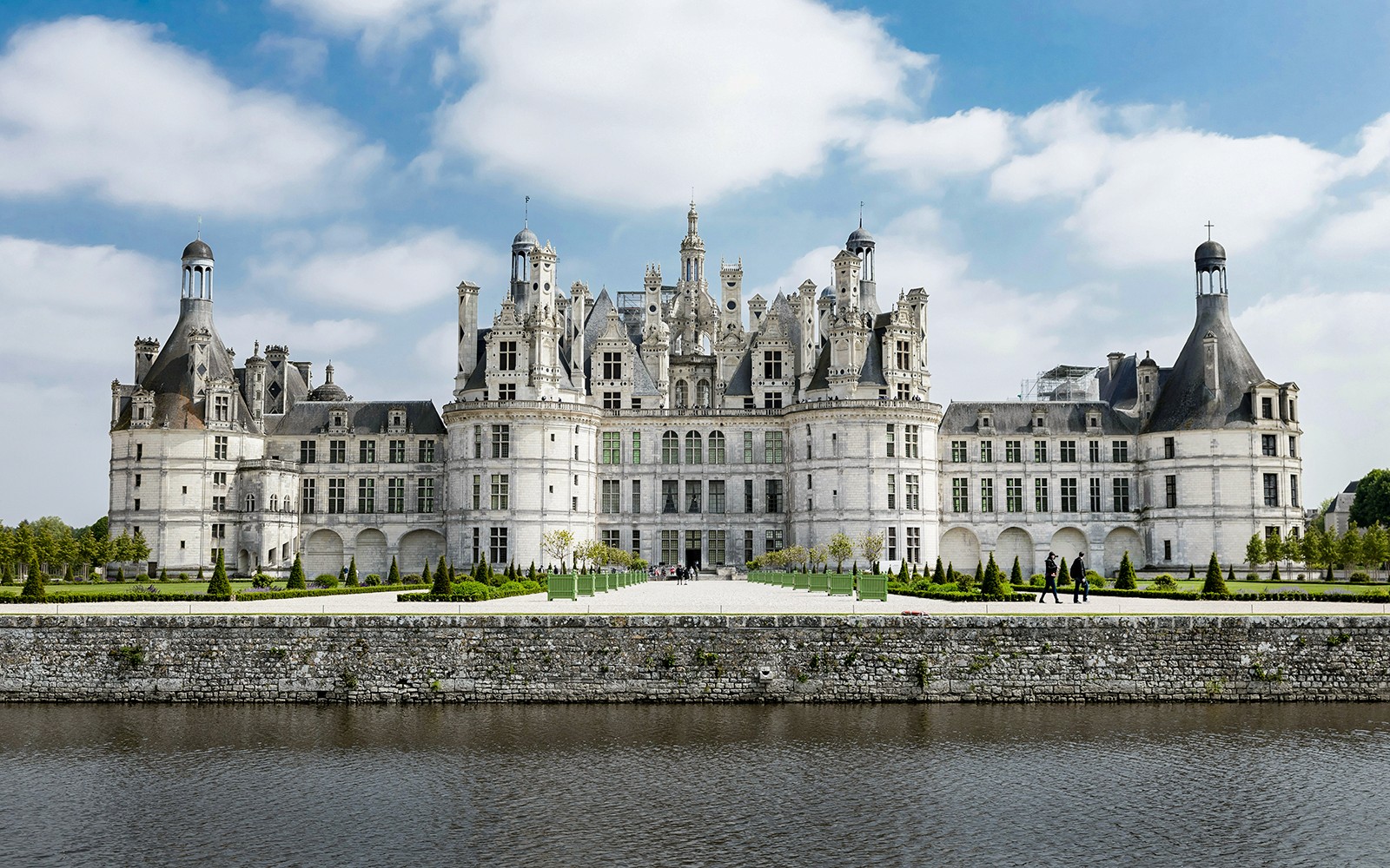 Château de Chambord en el Valle del Loira, Francia, visto desde el otro lado del agua.