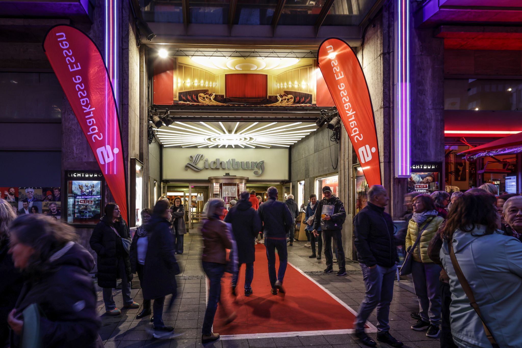 Foto vom Eingang zum WIR-Konzert in der Lichtburg Essen mit vielen Gästen