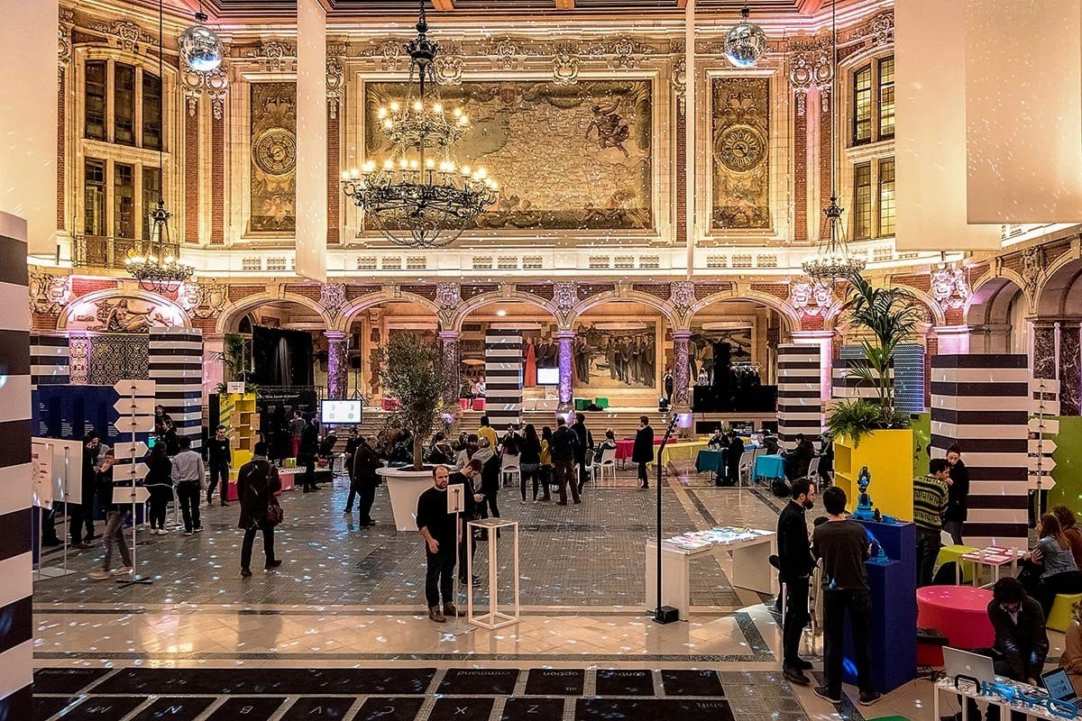 Réception professionnelle dans un hall prestigieux — photographe événementiel Lille | Anteale Yann Manac’h