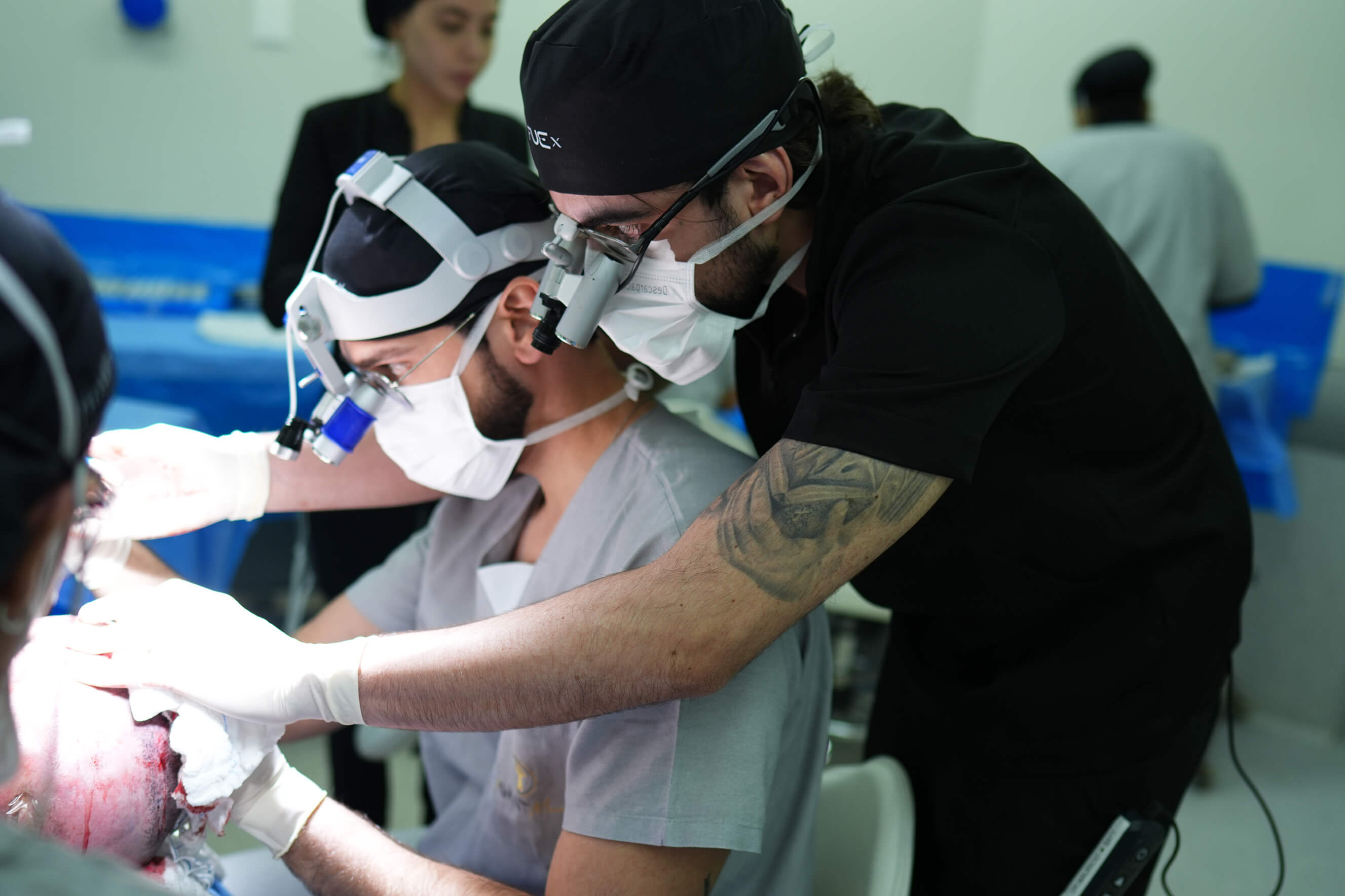 Dr. Mauricio Reis ensinando um aluno fazer um transplante capilar FUE.