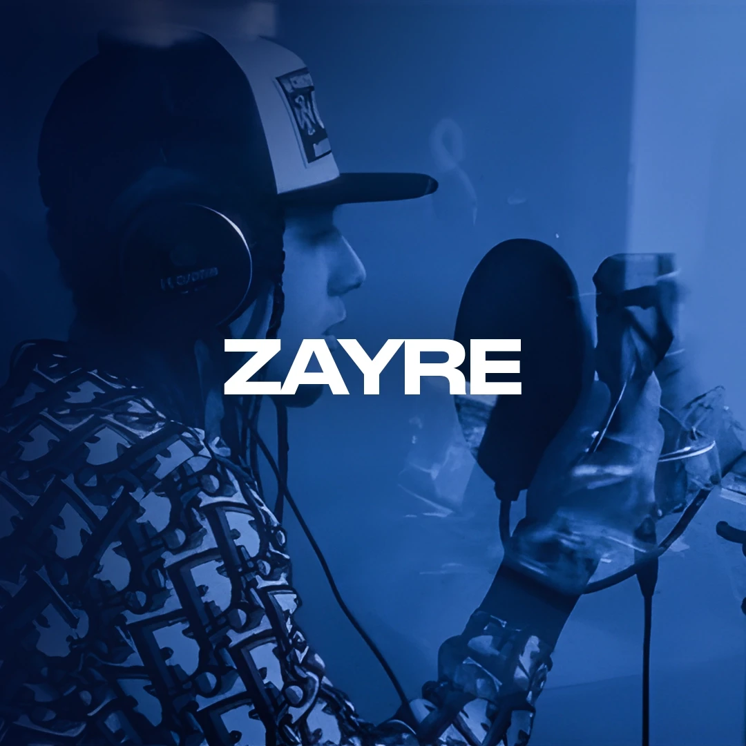 Zayre in studio durante una sessione musicale.
