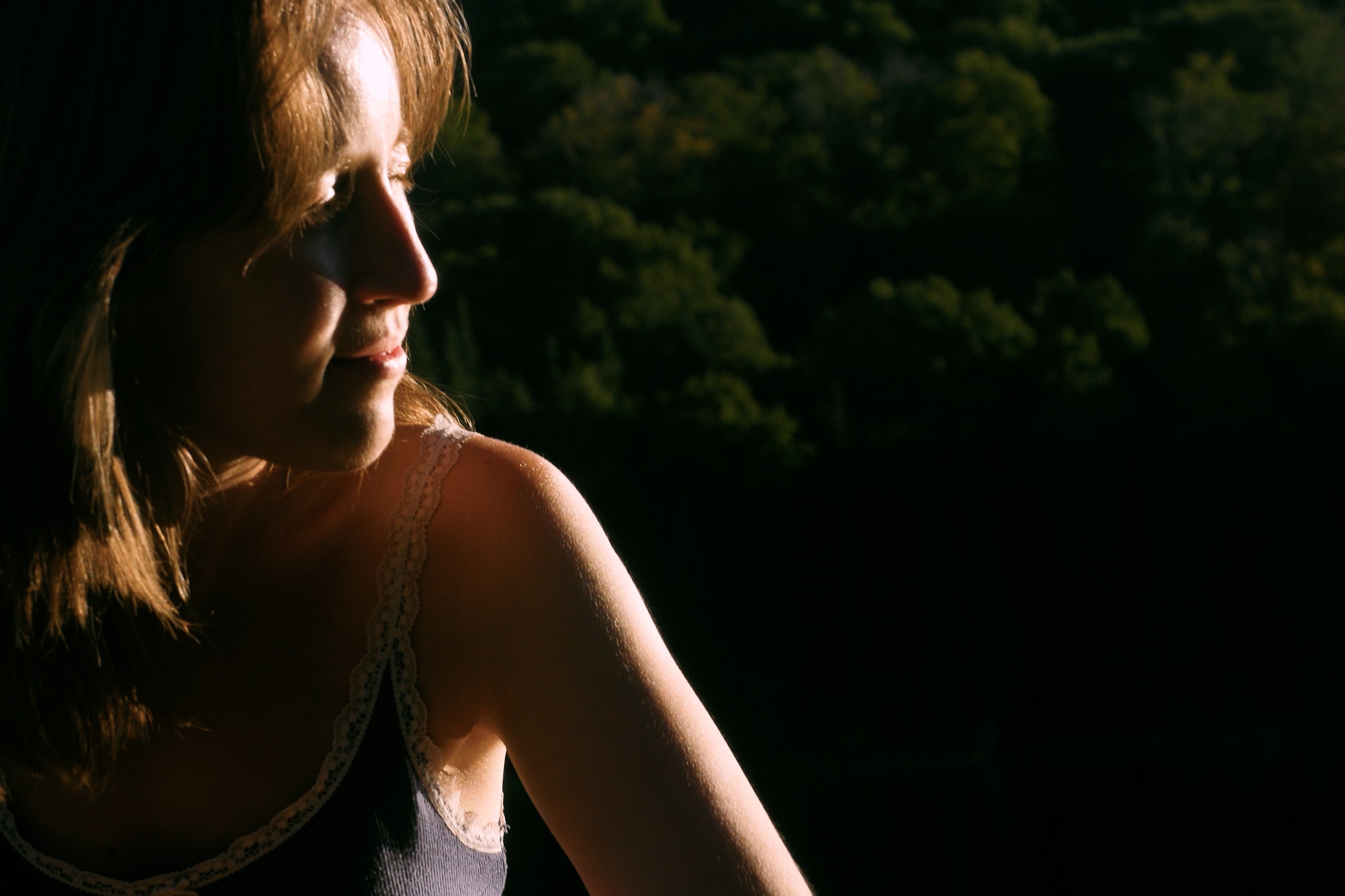Artistic portrait video of a woman for La vie au lac creative video in Laurentides, Quebec