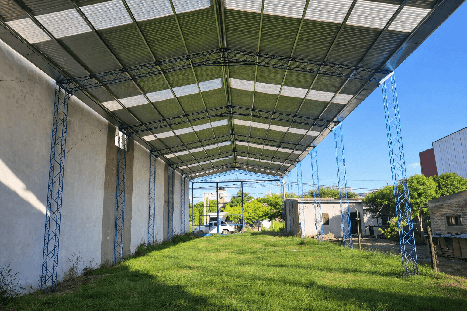 Estructura metálica de tinglado industrial con cubierta de chapa instalada en Chaco, utilizada para espacio productivo y almacenamiento.