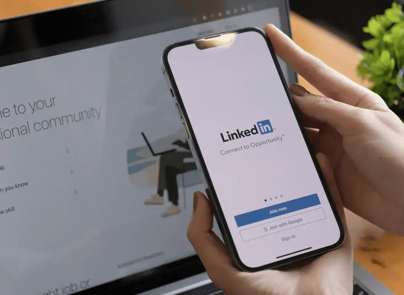 HR-Beraterin am Schreibtisch mit sichtbarem Teammeeting, die Expertise in Employer Branding und Recruiting demonstriert