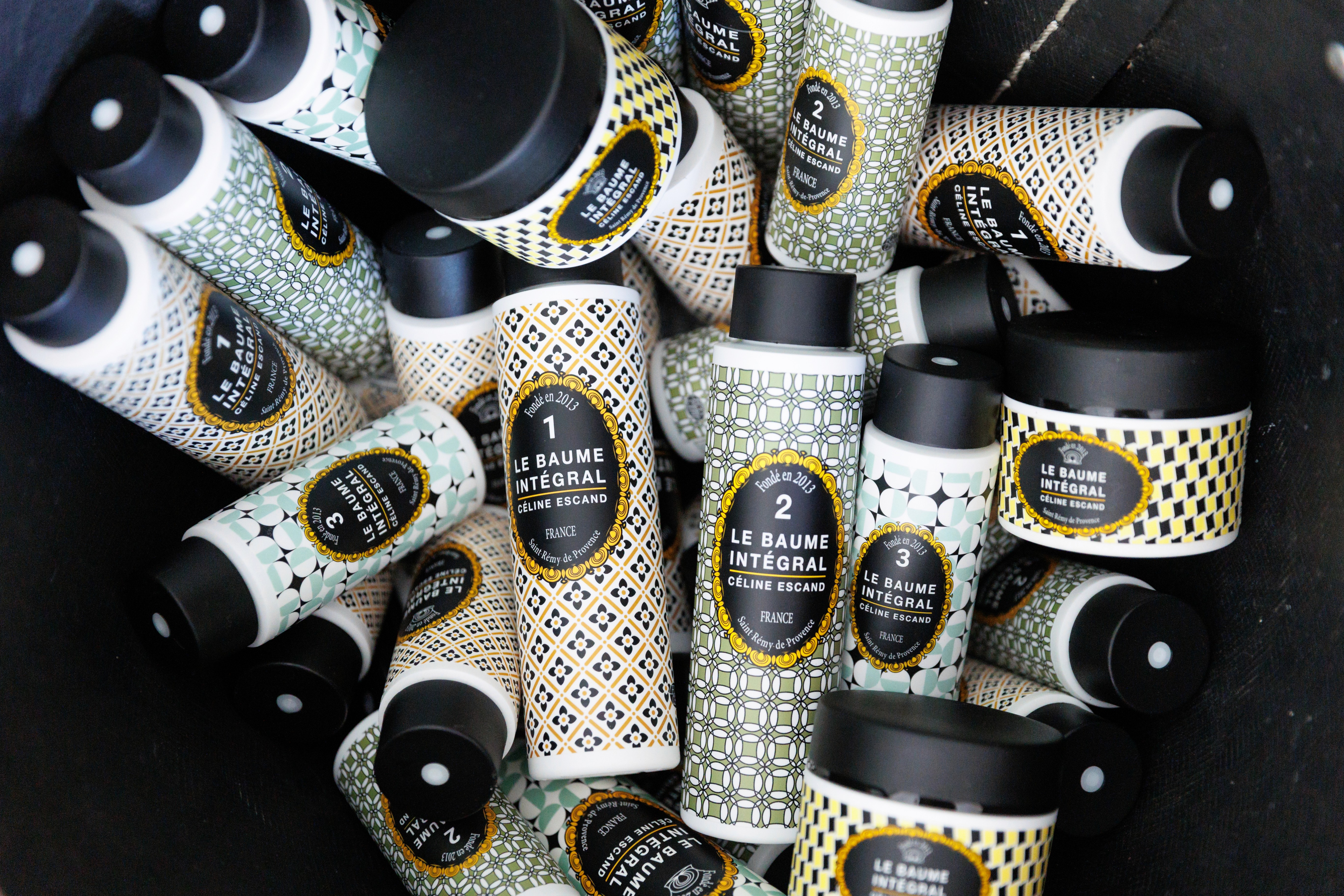 Gamme de produits Le Baume Intégral® Céline Escand, baumes naturels numéros 1, 2 et 3, présentés avec leurs motifs iconiques et packagings inspirés de la Provence.