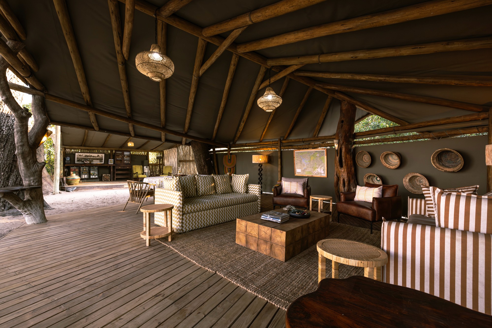 Kujwana Delta Ride, Okavango Delta, Botswana. Lounge area med bekväma soffor och stolar i lyxigt camp mitt i Okavangos vildmark.