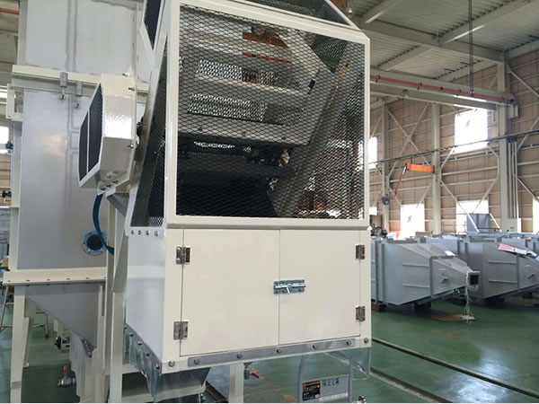 スラッジ排出時の泥はね防止カバーとお客様の要望で扉を設計