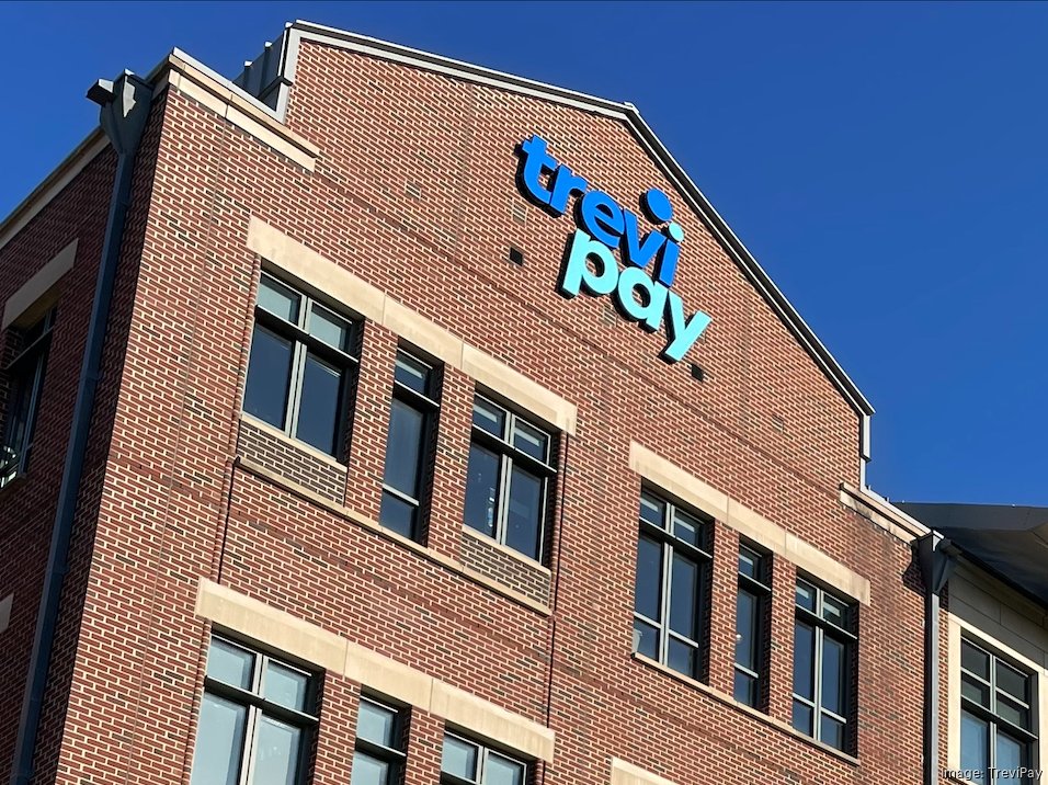 TreviPay-Schriftzug an einem Bürogebäude aus Backstein; der Beitrag nennt TreviPay als Beispiel für Zahlungsziele und Embedded Finance.