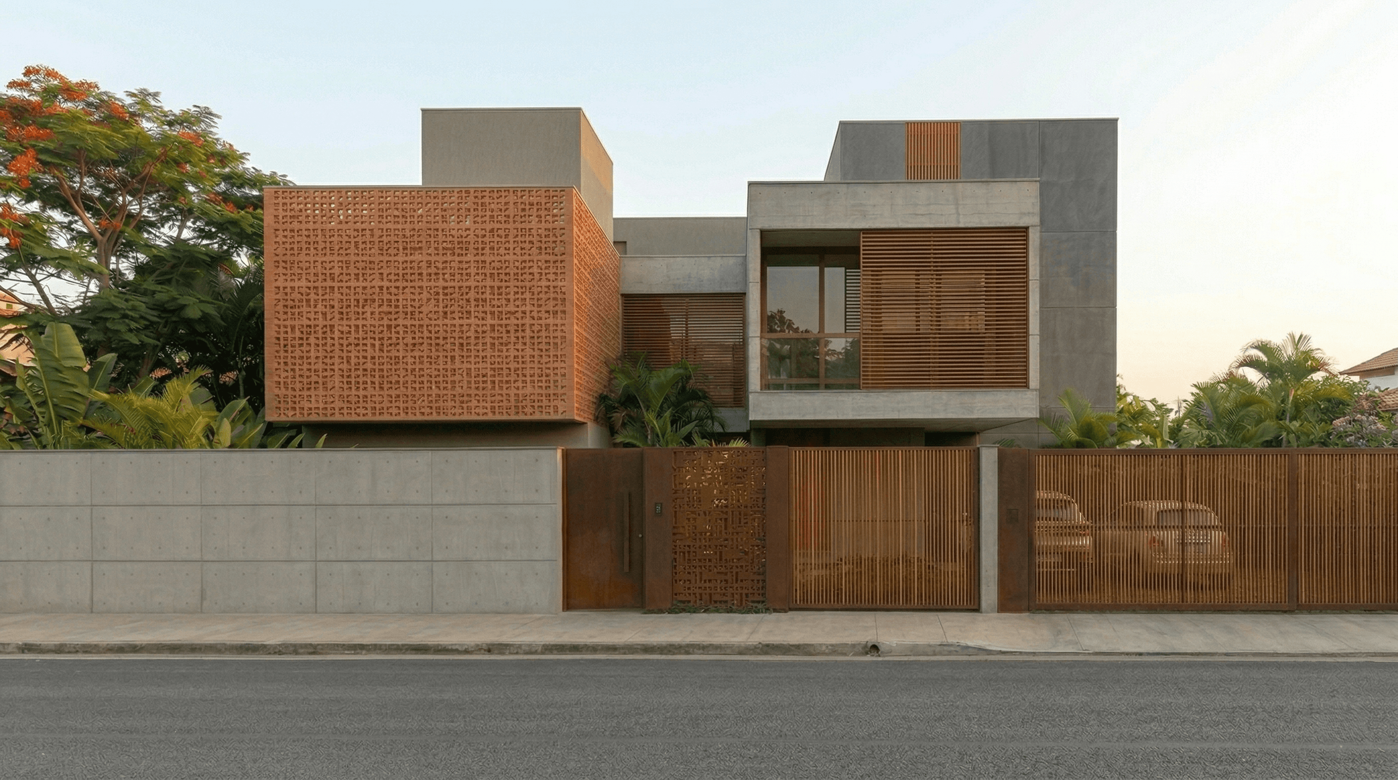 Fachada de sobrados contemporâneos com cobogó cerâmico, concreto aparente e brises em madeira no Residencial Argila