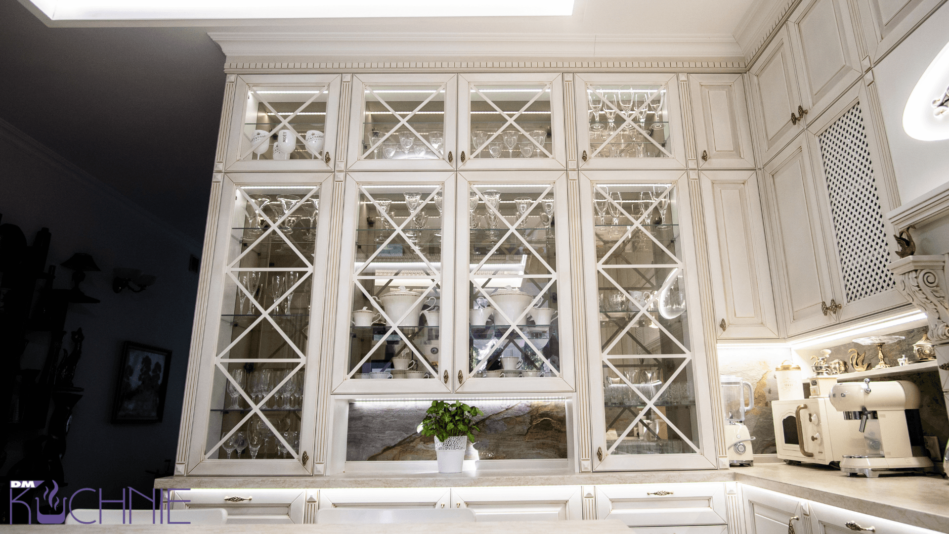 Przeszklone witryny kuchenne, meble na wymiar wykonane w Warszawie