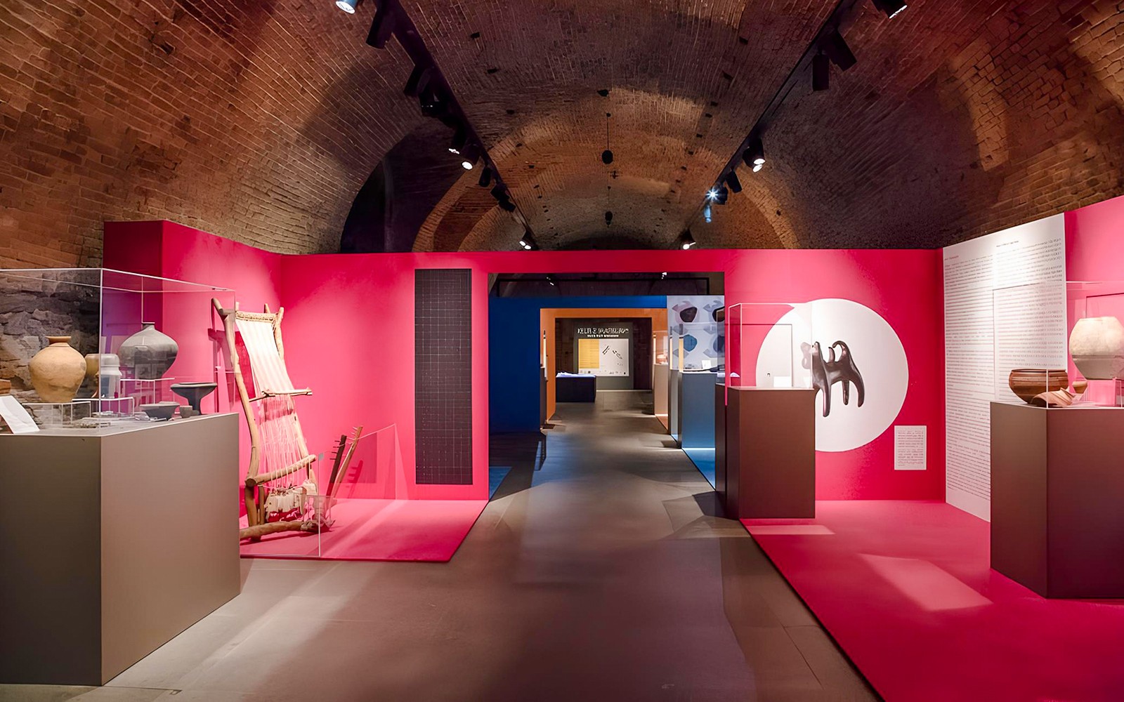 Udstilling indenfor Bratislava Slot, der præsenterer historiske artefakter og udstillinger.