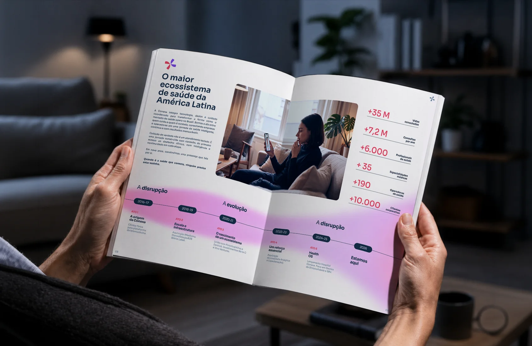 Executivo de RH sentado em uma mesa de trabalho em um escritório bem iluminado.