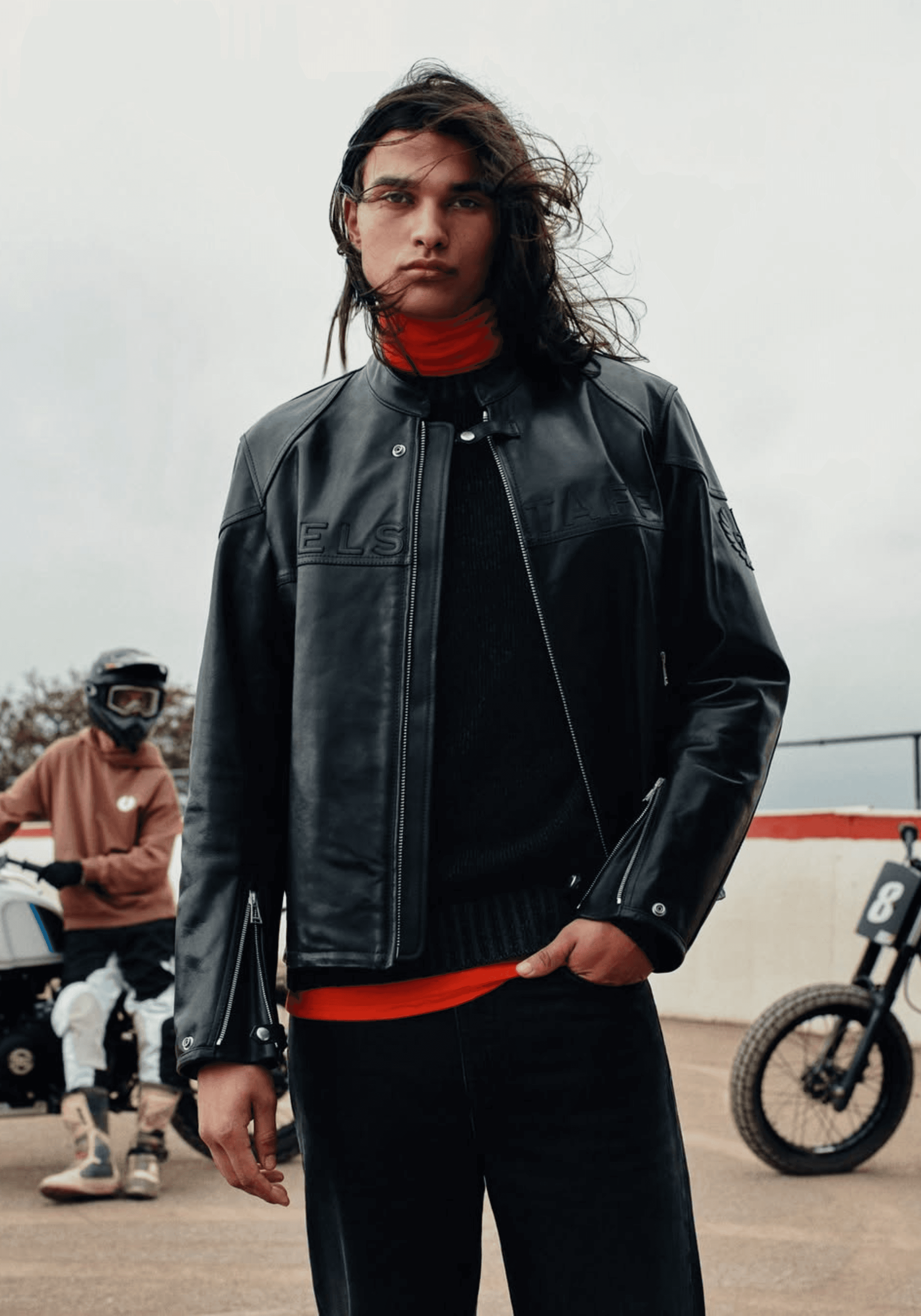 Mannequin portant un blouson biker en cuir noir dans le lookbook Belstaff