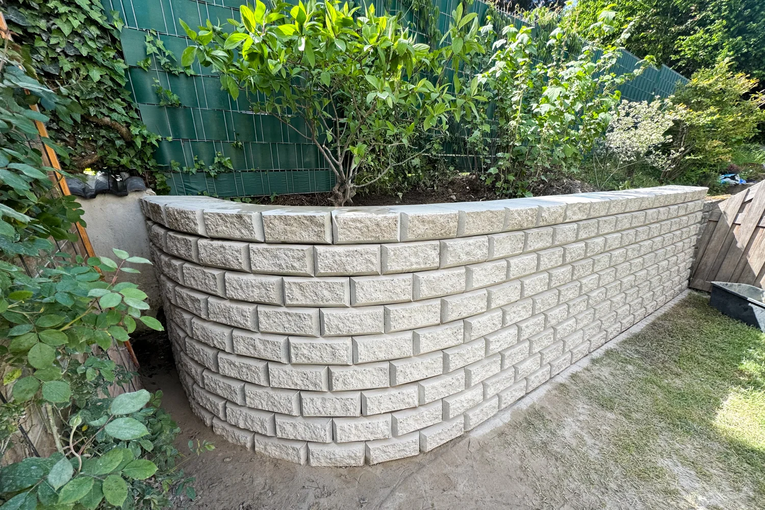 Stützmauer aus Betonsteinen