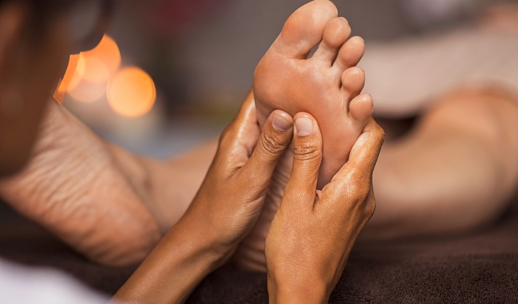 massage des pieds pour stimuler la circulation et réduire le stress