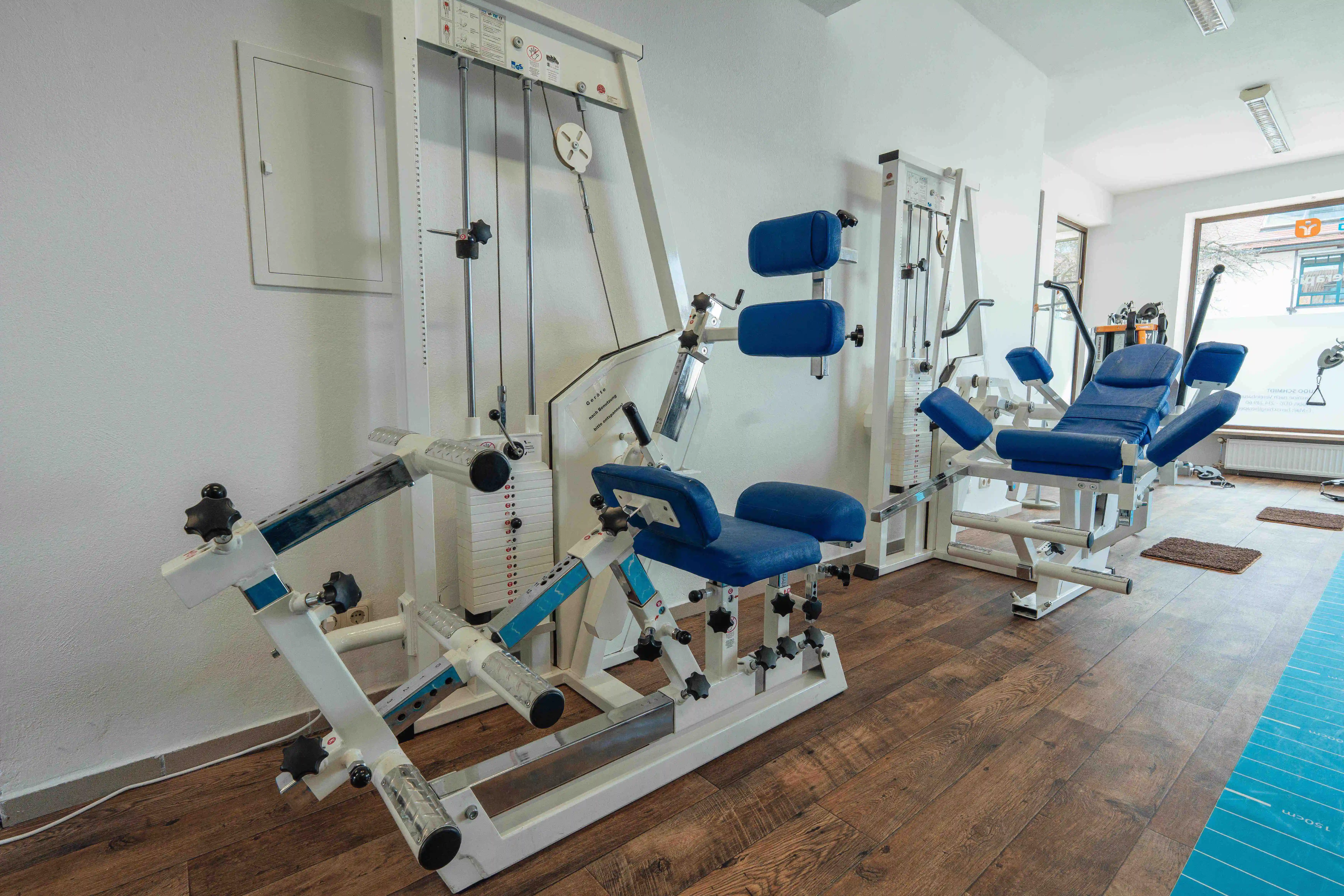 Mehrere HumanSport-Trainingsgeräte und funktionelle Trainingsausstattung.