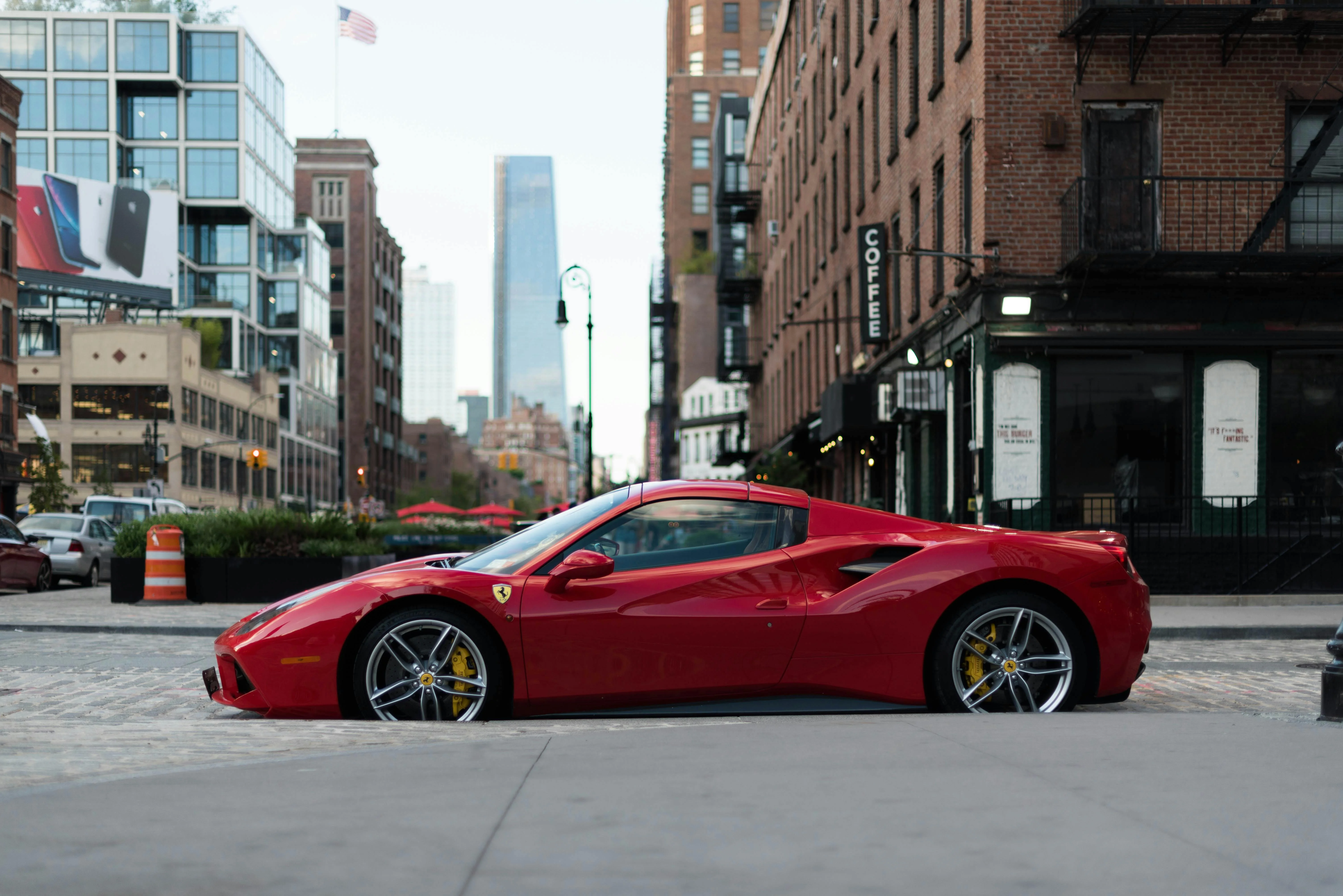 Une voiture italienne rouge garée en ville, symbole du style et de la performance à l’italienne.