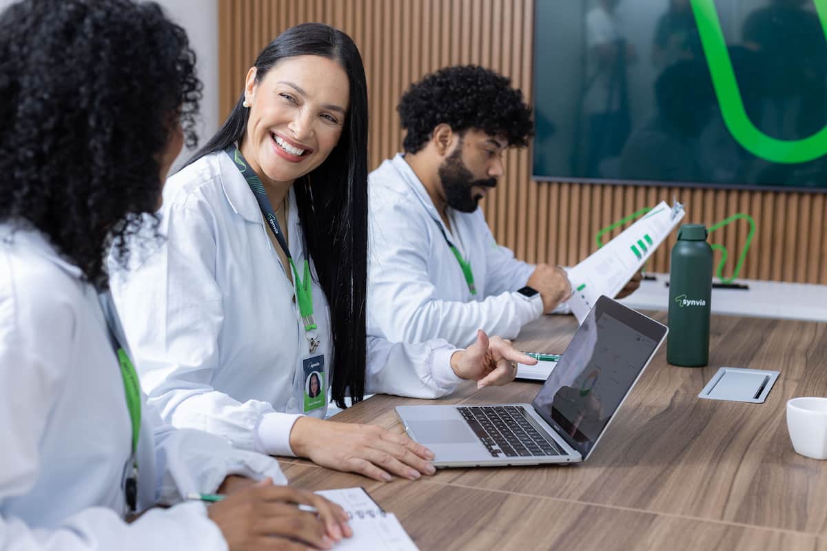 Gestão logística para estudos clínicos com controle de materiais, importação e compliance regulatório pela Synvia