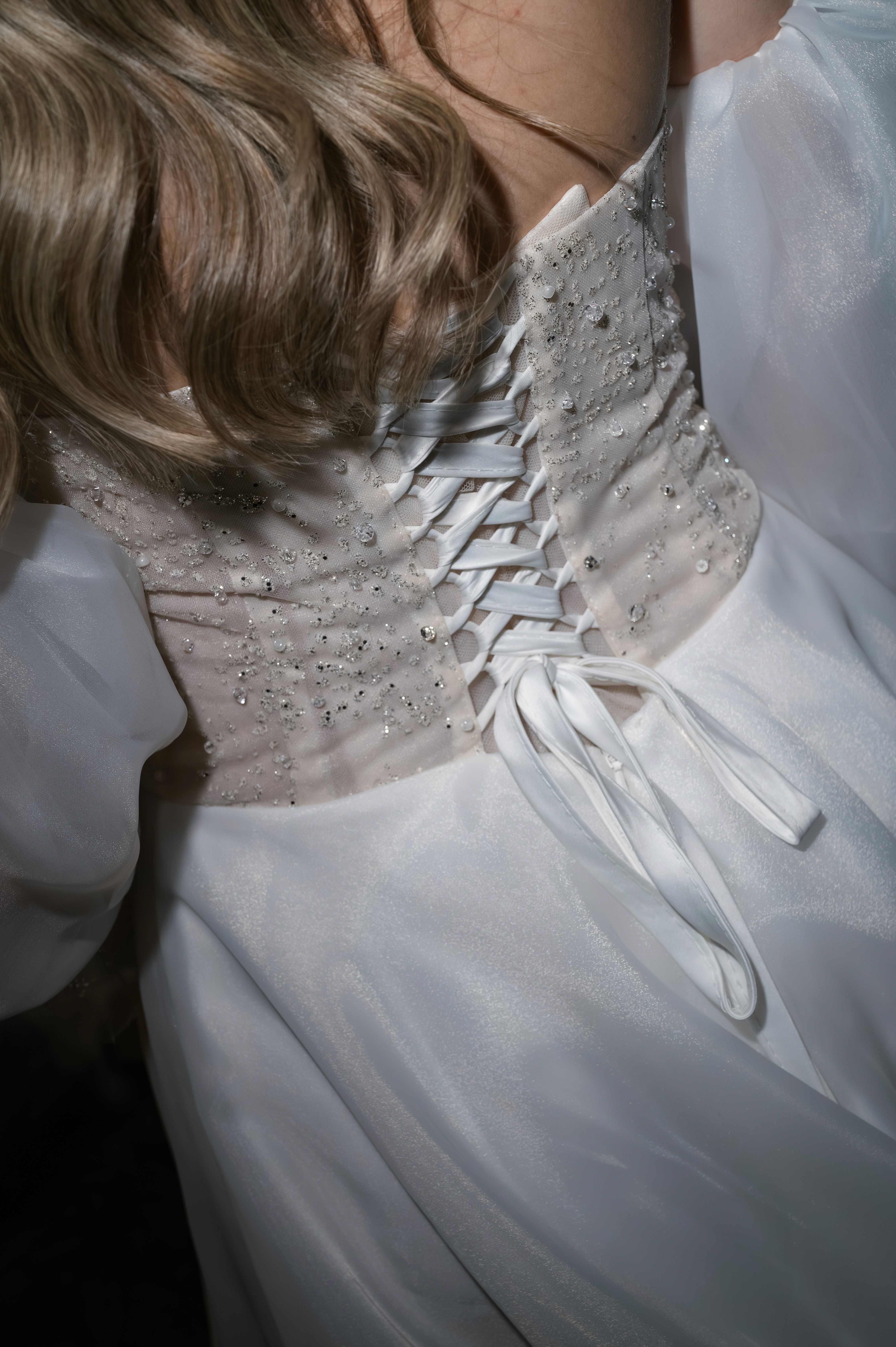 Detaliu spate rochie mireasă cu dantelă și broderie, fotografie artistică nuntă România