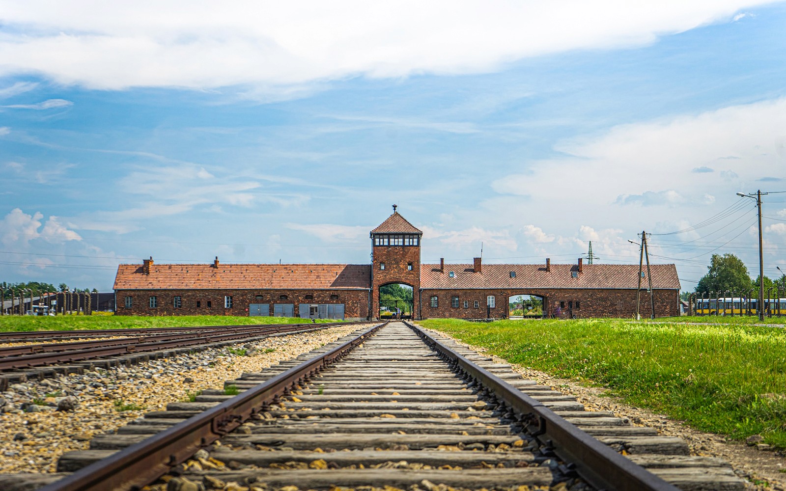 Binari ferroviari che portano al cancello principale di Auschwitz-Birkenau, Polonia.
