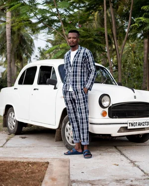 Dans le lookbook de la marque Danoise Another Aspect, le mannequin porte un costume gris et une chemise blanche