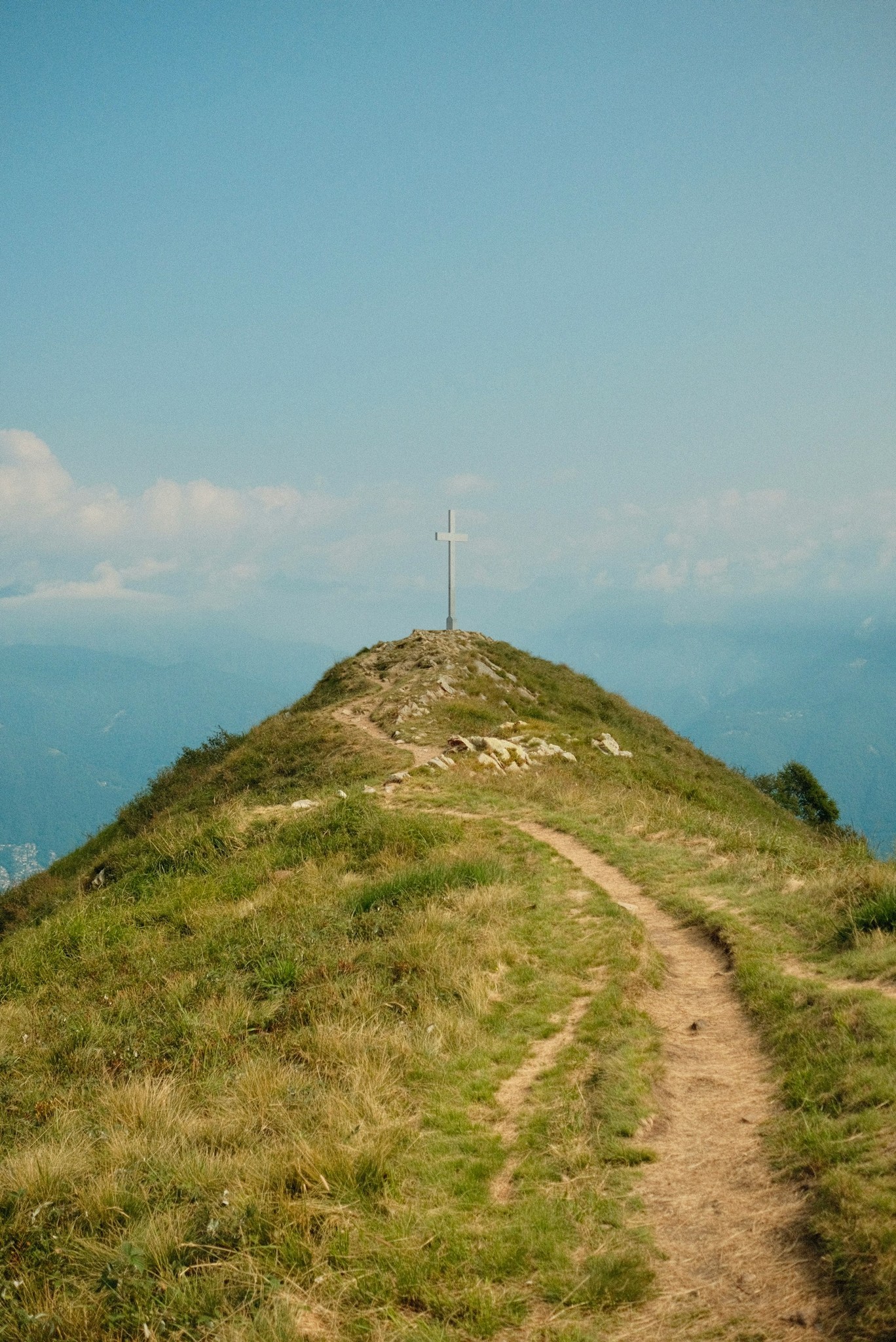 Une croix chrétienne au bout d'un chemin