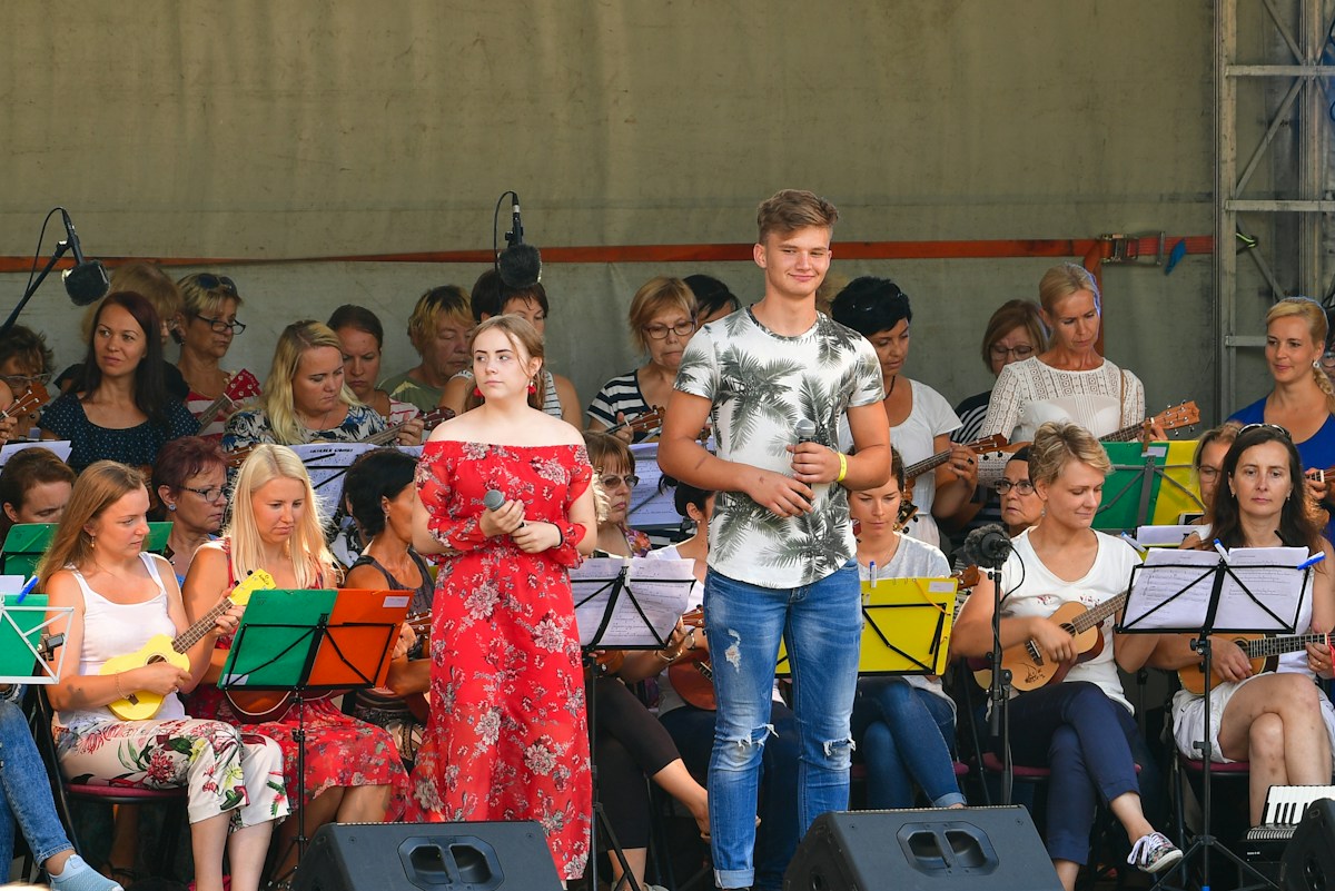 Students playing ukuleles and singing at an end of term concert