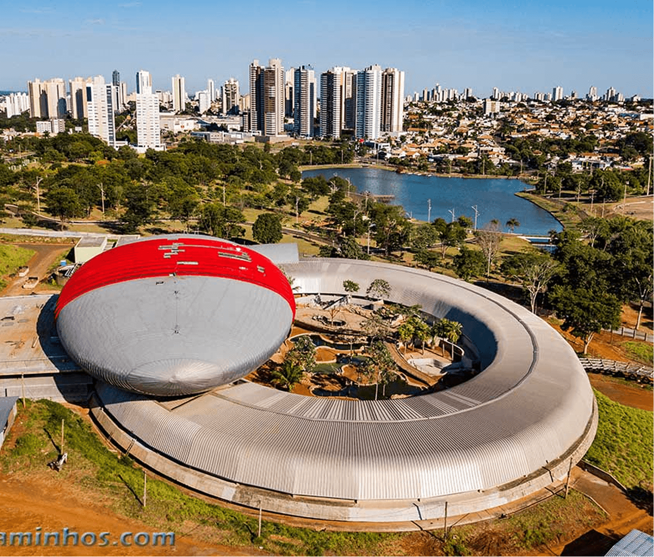 Fotografia do dr. Luiz Carlos palestrando para uma plateia