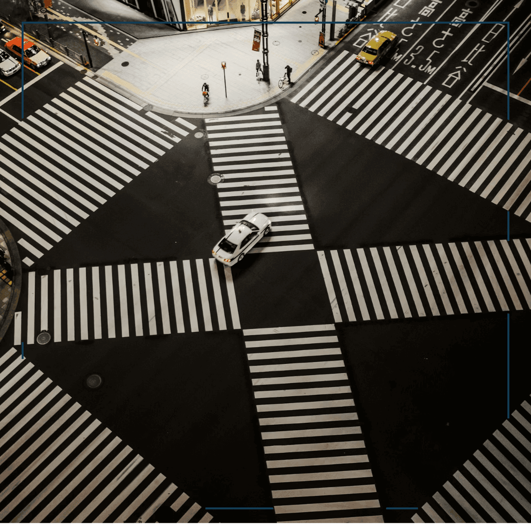 Hand mit Handy und Kompassapp, ein Schiff im Hintegrund